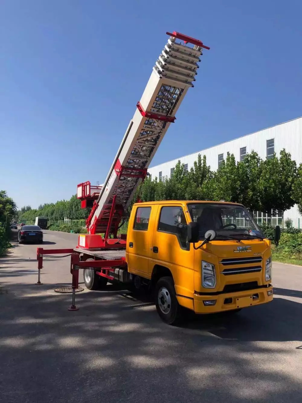 界首附近的云梯车出租服务：轻松解决高空作业需求