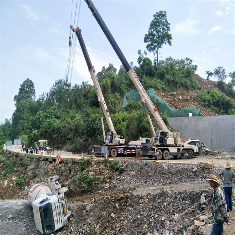 界首汽车掉沟里叫吊车救援要多少钱